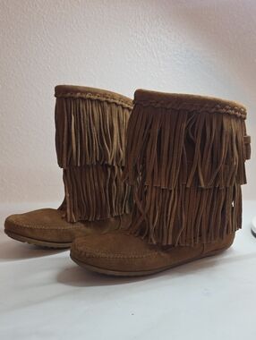 MINNETONKA ANA 2-LAYER FRINGE MOCCASIN SUEDE BOOTS TAN LADIES 8 VGUC LIKE NEW